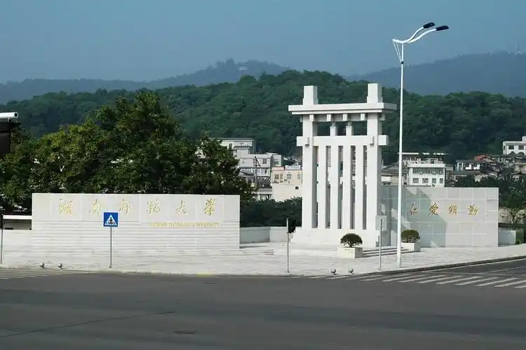 校門(mén).png